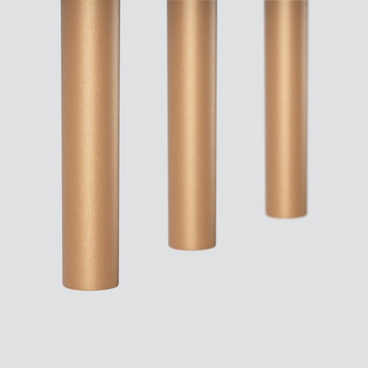 Stylowa lampa PASTELO SL.1171 to połączenie złotej stali i minimalistycznych tubowych kloszy. Trzy źródła światła G9 LED zapewniają funkcjonalne oświetlenie nad wyspą kuchenną, stołem lub barkiem w nowoczesnym wnętrzu.