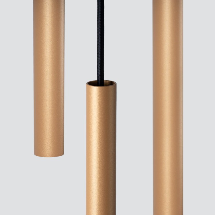 Minimalistyczna lampa PASTELO Sollux w kolorze złotym świetnie sprawdzi się nad stołem, barkiem lub wyspą. Nowoczesny design i smukłe tuby G9 doskonale wpisują się w aranżacje glamour oraz modern.