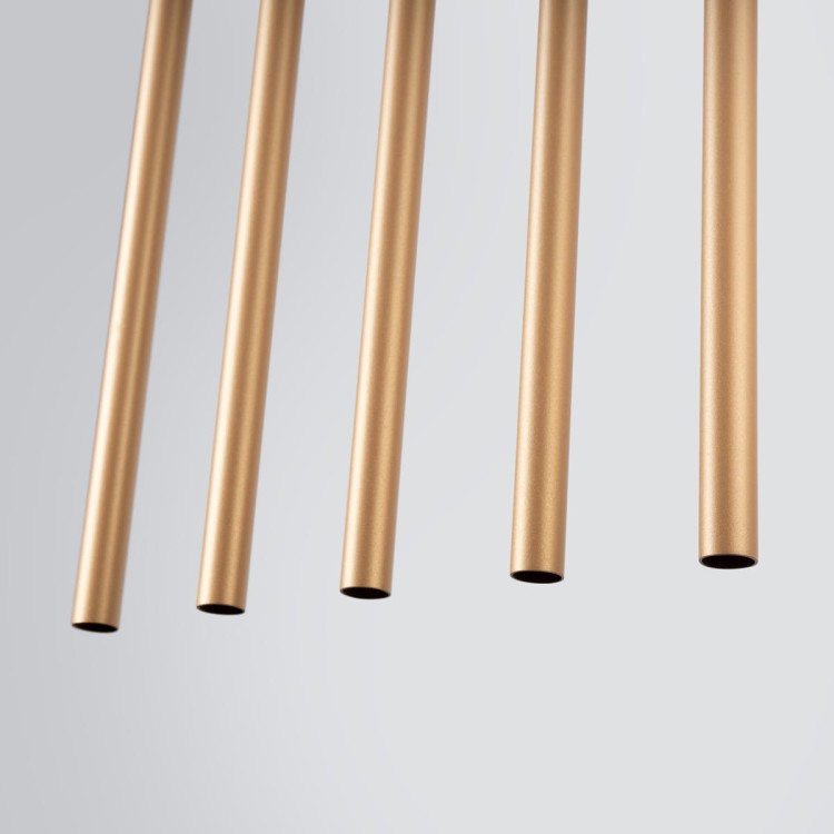 Designerska lampa wisząca PASTELO 5xG9 w złotym wykończeniu doskonale sprawdzi się nad wyspą kuchenną i stołem. Minimalistyczna forma oraz pięć źródeł światła tworzą nowoczesny i elegancki klimat wnętrza.