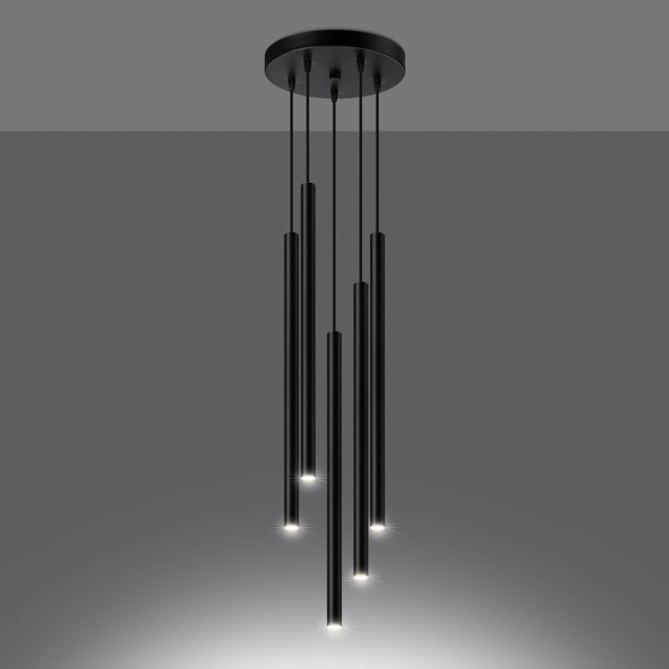 PASTELO 5P Sollux to minimalistyczna lampa wisząca z pięcioma tubami zawieszonymi na różnych wysokościach. Czarna stalowa konstrukcja podkreśla nowoczesny charakter wnętrza i tworzy efektowną dekorację świetlną.