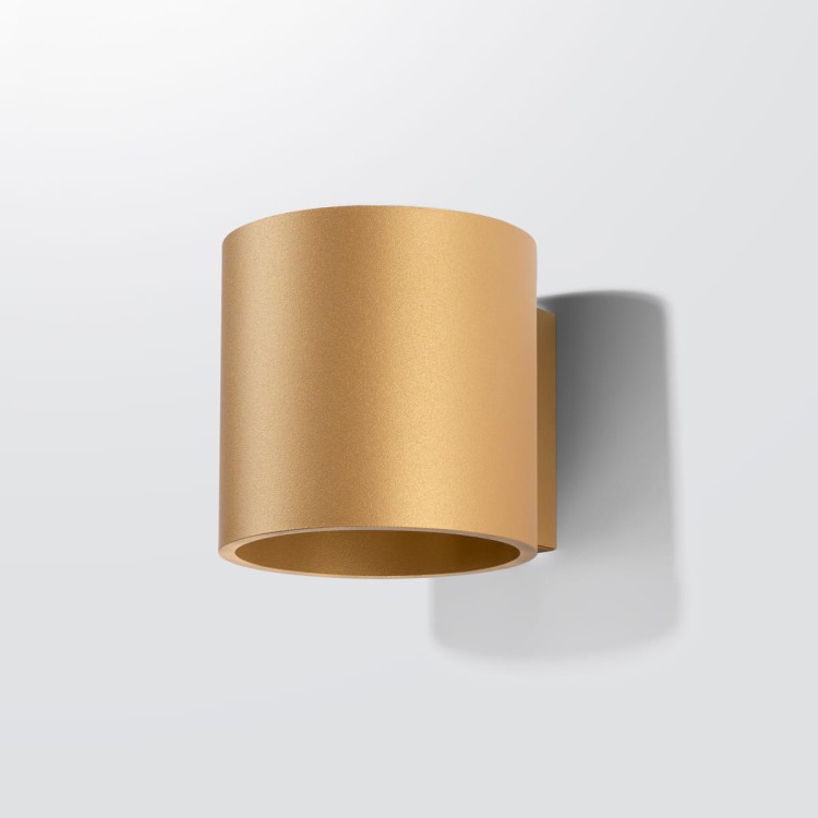 Nowoczesny kinkiet ORBIS SL.1181 ze złotego aluminium doskonale wpisuje się w aranżacje glamour, loft i modern. Kompaktowy rozmiar oraz oprawa G9 LED sprawiają, że lampa jest funkcjonalna i elegancka.