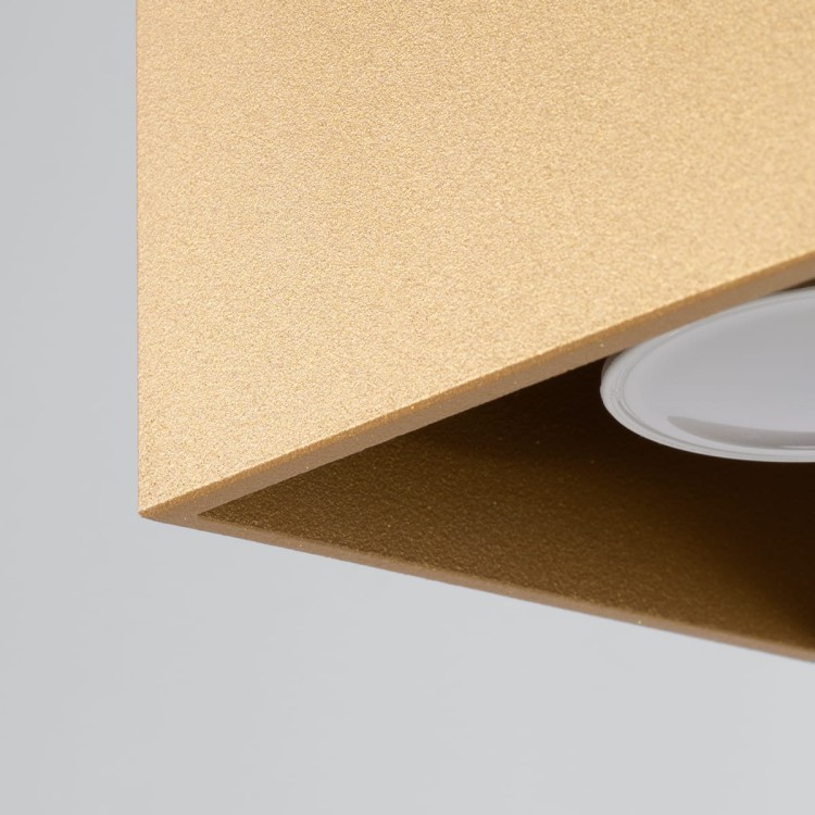 Złota oprawa QUAD 1xGU10 to designerskie oświetlenie sufitowe do nowoczesnych wnętrz. Minimalistyczny wygląd, trwałe aluminium i geometryczna forma idealnie sprawdzają się w korytarzu i przedpokoju.
