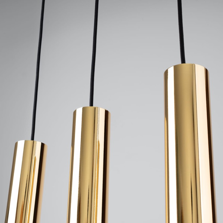 Elegancka lampa wisząca w złotym kolorze z trzema punktami światła GU10 to nowoczesna propozycja do wnętrz glamour i loftowych. Wykonana ze stali lampa świetnie prezentuje się nad stołem lub wyspą kuchenną.