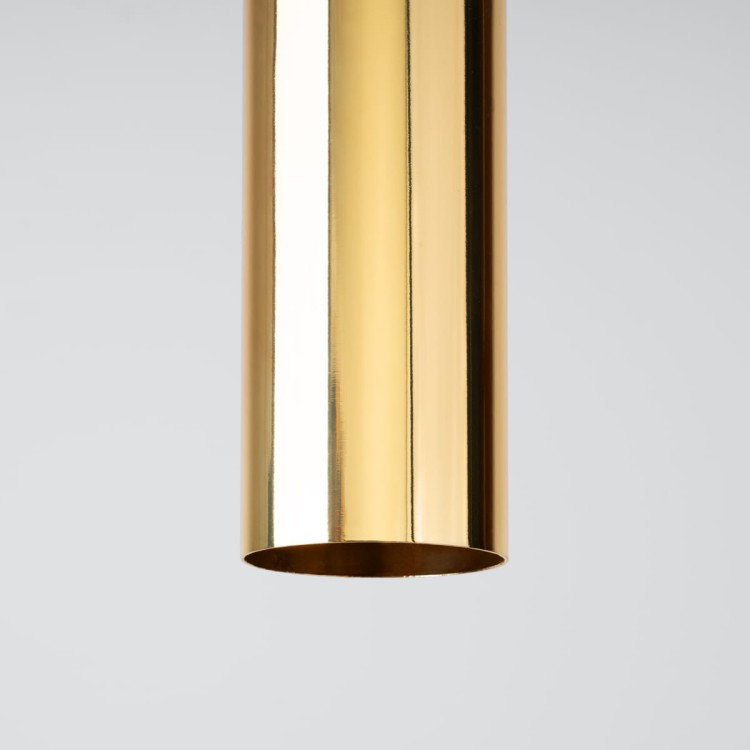 Elegancki plafon sufitowy LAGOS 30 cm to połączenie nowoczesnego designu i funkcjonalności. Złota tuba GU10 doskonale komponuje się z wnętrzami glamour, loftowymi i minimalistycznymi, tworząc stylowy efekt świetlny.