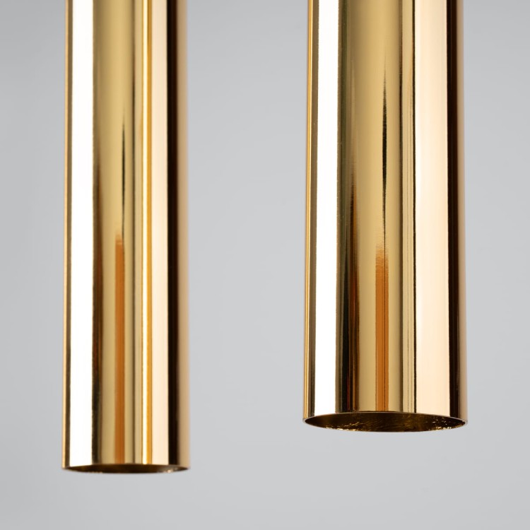 Elegancka lampa wisząca w złotym kolorze z dwoma punktami światła GU10 to nowoczesna propozycja do wnętrz glamour i loftowych. Wykonana ze stali lampa świetnie prezentuje się nad stołem lub wyspą kuchenną.