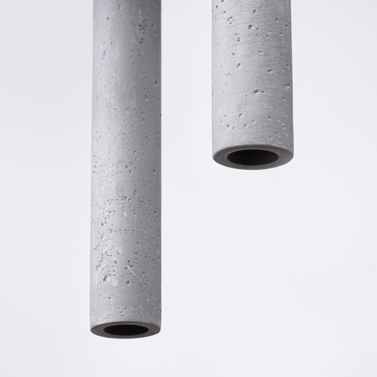 Lampa wisząca PASTELO 3xG9 wykonana z naturalnego betonu doskonale prezentuje się nad stołem, wyspą kuchenną i barkiem. Minimalistyczna forma, wymienne źródła światła G9 oraz ponadczasowy design podkreślają charakter wnętrza.