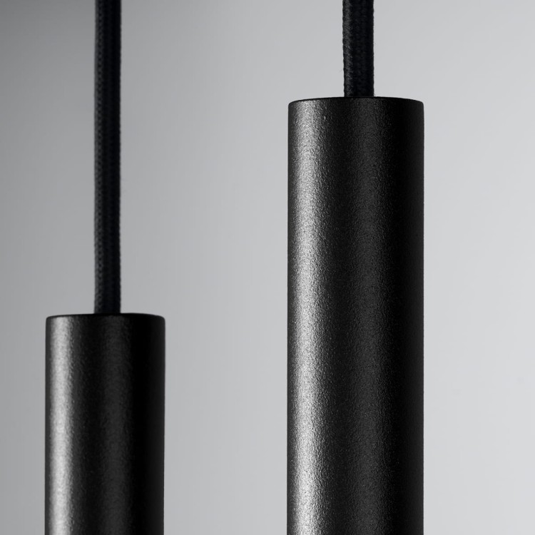 Minimalistyczna lampa sufitowa PASTELO 2xG9 w czarnym kolorze doskonale wpisuje się w styl loftowy i industrialny. Smukłe tuby o wysokości 118 cm tworzą elegancki akcent nad stołem lub wyspą kuchenną.