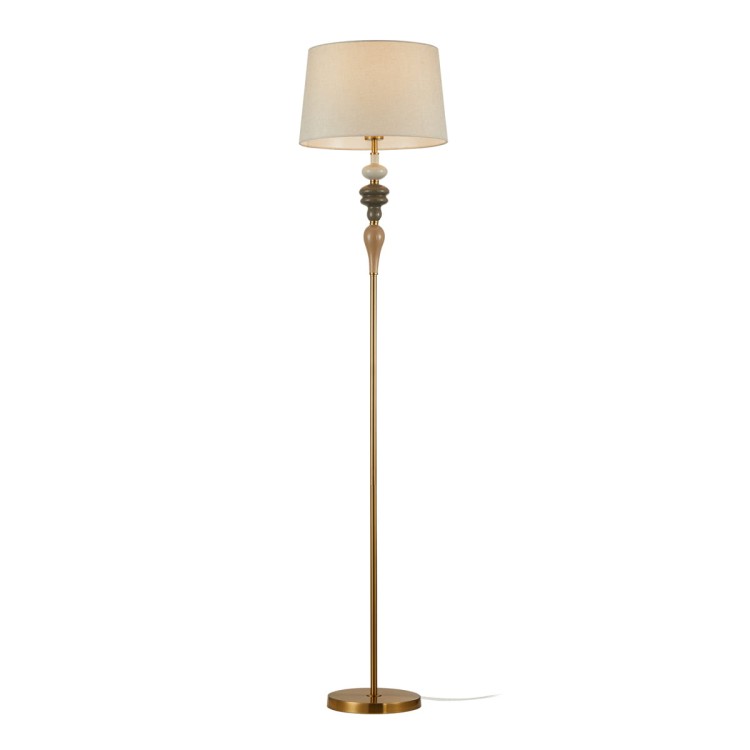 Lampa podłogowa MOREN Italux FL-84678A-AB łączy antyczny brąz, morelowe detale i jasny abażur z tkaniny. Ma 157 cm wysokości, średnicę 34 cm, gwint E27 i włącznik na przewodzie. Idealna do salonu, sypialni, gabinetu i kącika czytelniczego. Klasa i wygoda.