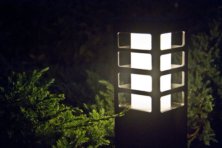 Lampa stojąca RADO III 1 BL to nowoczesny słupek ogrodowy z aluminium malowanego proszkowo i satynowanego PMMA. Idealna do oświetlenia alejek, tarasów i podjazdów. Gniazdo E27, max 18W LED, IP54. Trwała, odporna na warunki atmosferyczne