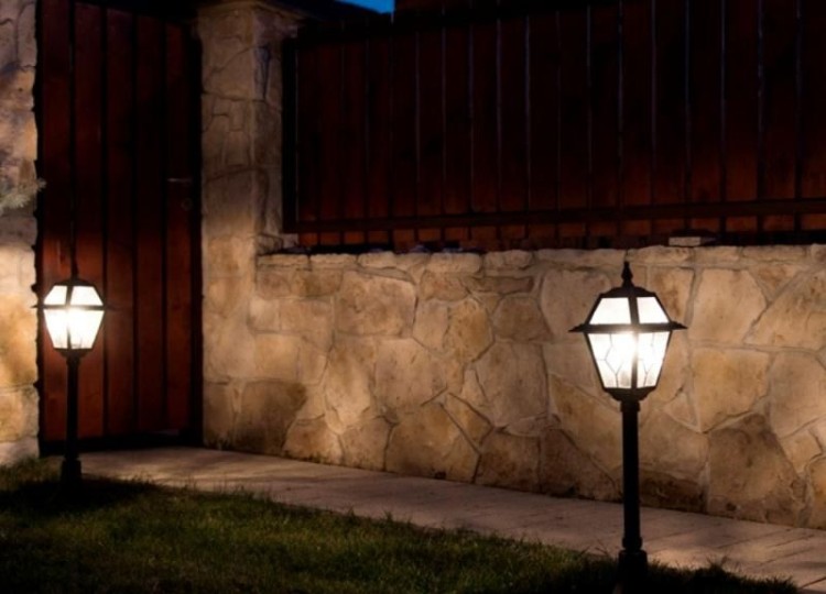 Lampa stojąca WITRAŻ o wysokości 80 cm, na jedną żarówkę E27. Solidne wykonanie, szkło witrażowe. Oświetlenie alejki w ogrodzie.