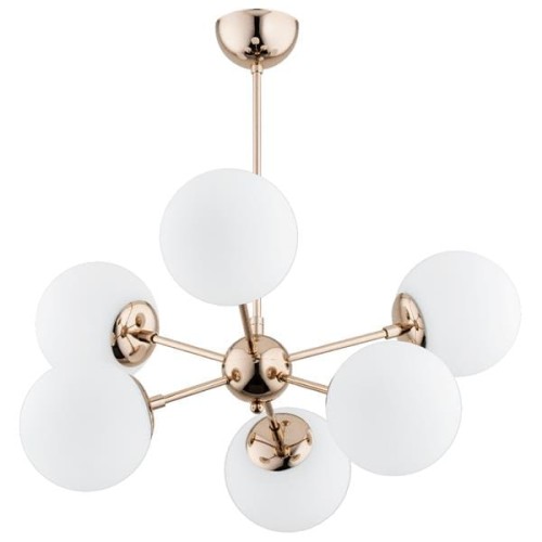 Lampa sufitowa SANDY Alfa 63097 z sześcioma białymi kulami i armaturą w kolorze mosiądzu. Metalowa i szklana oprawa do salonu lub jadalni. Wymiary 63 × 63 × 56 cm, źródła światła 6 × E14.