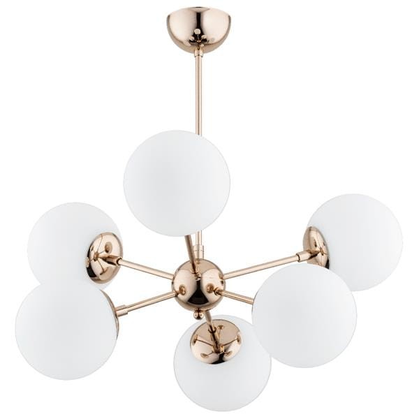 Lampa sufitowa SANDY Alfa 63097 z sześcioma białymi kulami i armaturą w kolorze mosiądzu. Metalowa i szklana oprawa do salonu lub jadalni. Wymiary 63 × 63 × 56 cm, źródła światła 6 × E14.