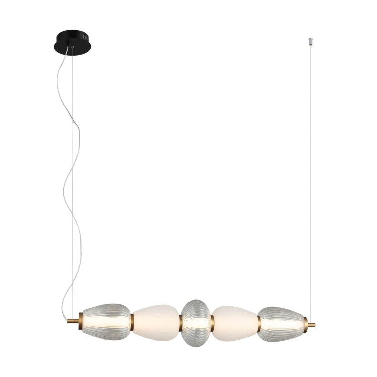 Lampa sufitowa LED 22W łączy trzy klosze z przezroczystego, ryflowanego szkła z dwoma mlecznymi kloszami opalowymi. Podłużna konstrukcja o długości 84 cm doskonale sprawdzi się nad stołem lub wyspą kuchenną.