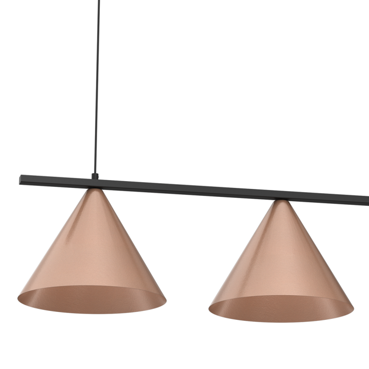 Nowoczesna lampa wisząca z trzema miedzianymi kloszami w kształcie stożka zawieszonymi na czarnej belce. Designerskie oświetlenie idealne nad stół w jadalni, do salonu lub kuchni. Minimalistyczny styl loft i modern doskonale podkreśla charakter wnętrza