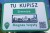 Magnes Turysty SIENNICA 05-332 przedstawia zabytki i budynki Siennicy w formie znaku „teren zabudowany”. Wykonany w 100% z biodegradowalnego materiału, wymiary 8,5×6,5 cm. Produkt polski, idealny na pamiątkę lub do kolekcji