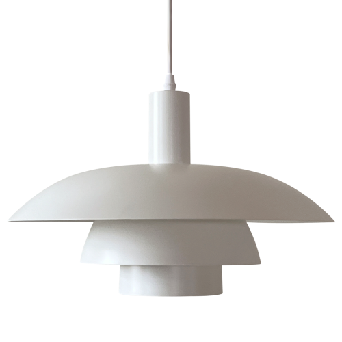 Minimalistyczna lampa wisząca FERRO ML1048 w kolorze białym doskonale pasuje do wnętrz skandynawskich, nowoczesnych i loftowych. Wyposażona w oprawkę E27, regulowaną wysokość oraz trwały metalowy klosz o średnicy 38 cm.