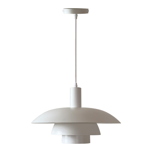 Lampa sufitowa FERRO ML1048 Milagro to nowoczesne oświetlenie do kuchni i jadalni. Biały metalowy klosz o średnicy 38 cm oraz regulowana wysokość 35–100 cm sprawiają, że idealnie sprawdzi się nad stołem, wyspą kuchenną lub blatem.
