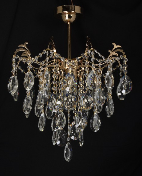 Żyrandol RODOS Venti w kolorze złotym z kryształami to stylowa lampa do wnętrz glamour. 6 źródeł światła E27, średnica 55 cm, wysokość 60 cm. Połączenie luksusu i elegancji.