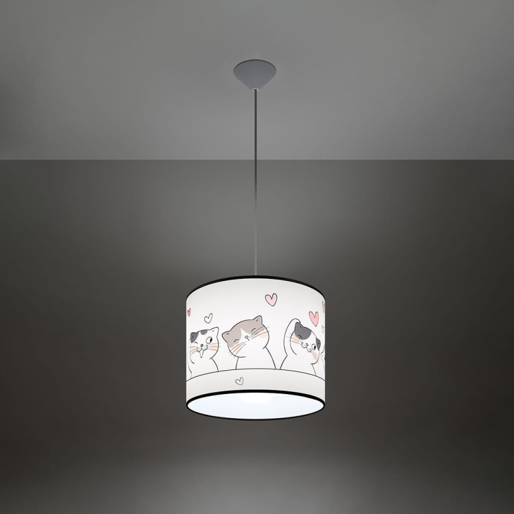Stwórz wyjątkowy pokój dla miłośnika zwierząt. Lampa CAT 30 cm zachwyca kolorowym wzorem kotków, który ożywia wnętrze i nadaje mu dziecięcego uroku. Idealna do pokoju dziewczynki, chłopca, przedszkola lub kącika zabaw.