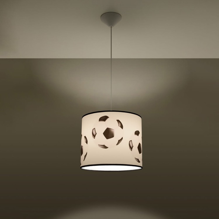 Lampa FOOTBALL SL.1424 w biało-czarnej kolorystyce to świetny wybór do nowoczesnych aranżacji dziecięcych. Motyw piłek nożnych podkreśla zainteresowania dziecka, a średnica 30 cm sprawdza się nawet w niewielkich pomieszczeniach.