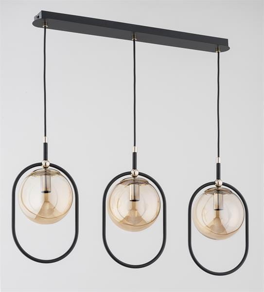 AMARO 3xE14 czarna Alfa 62472 to designerska lampa z bursztynowymi kulami i złotymi detalami. Świetnie prezentuje się nad stołem, w jadalni lub salonie, dodając wnętrzu charakteru.