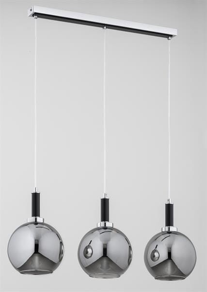 Lampa sufitowa HETTY 3xE27 Alfa 62486 to nowoczesna lampa na listwie z dymionymi kloszami kulami, chromowanymi detalami i elementami drewna. Idealna nad stół lub wyspę kuchenną, regulowana wysokość i energooszczędne LED E27.