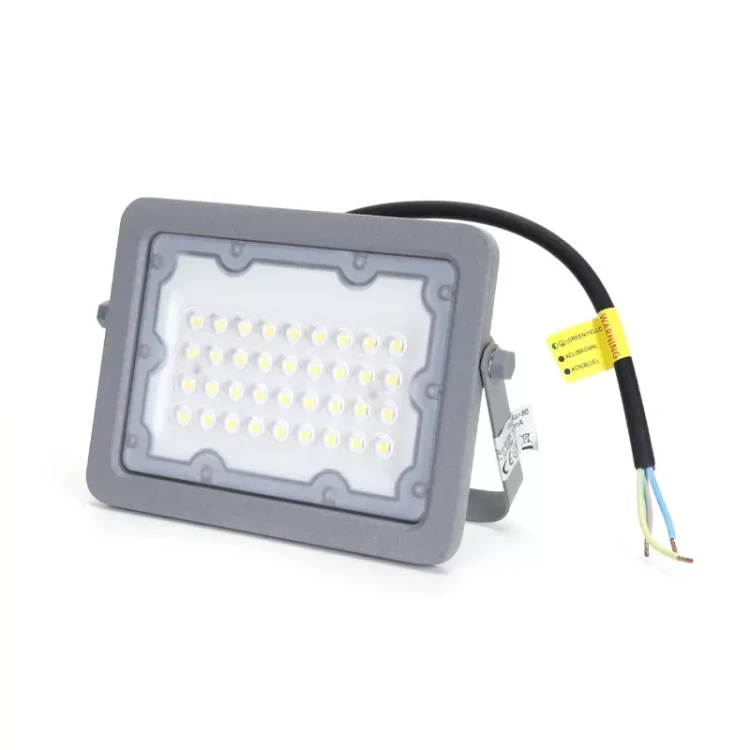 naszelampy24-led-swiatlo-strumieniowe-z-ultracienka-soczewka-30w.webp