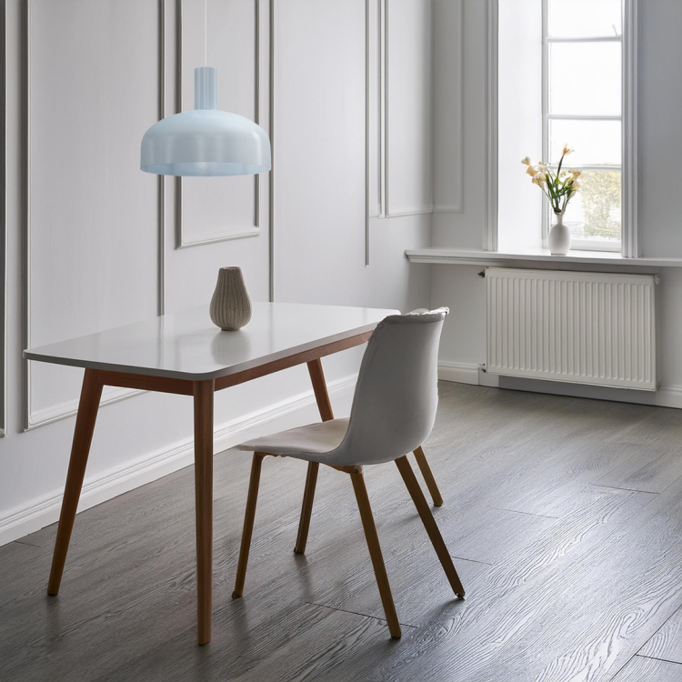 Prosta i elegancka lampa wisząca w jasnoniebieskim kolorze wprowadza do wnętrza świeżość i subtelny urok. Doskonała do aranżacji w stylu skandynawskim, boho i minimalistycznym. Idealna do jadalni i salonu.