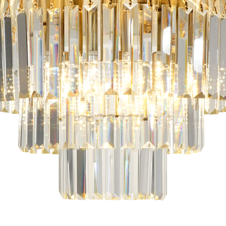Lampa MILANO ML1023 to styl glamour w najlepszym wydaniu. 94 kryształki i złota oprawa tworzą efektowną kompozycję, która pięknie rozświetla wnętrze.