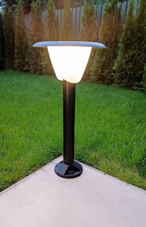 Czarna lampa ogrodowa stojąca BIANCA 116 cm to połączenie stylu i funkcjonalności. Subtelne światło, odporność IP65 i możliwość zastosowania żarówki E27 czynią ją idealnym wyborem do nowoczesnych ogrodów i ścieżek.