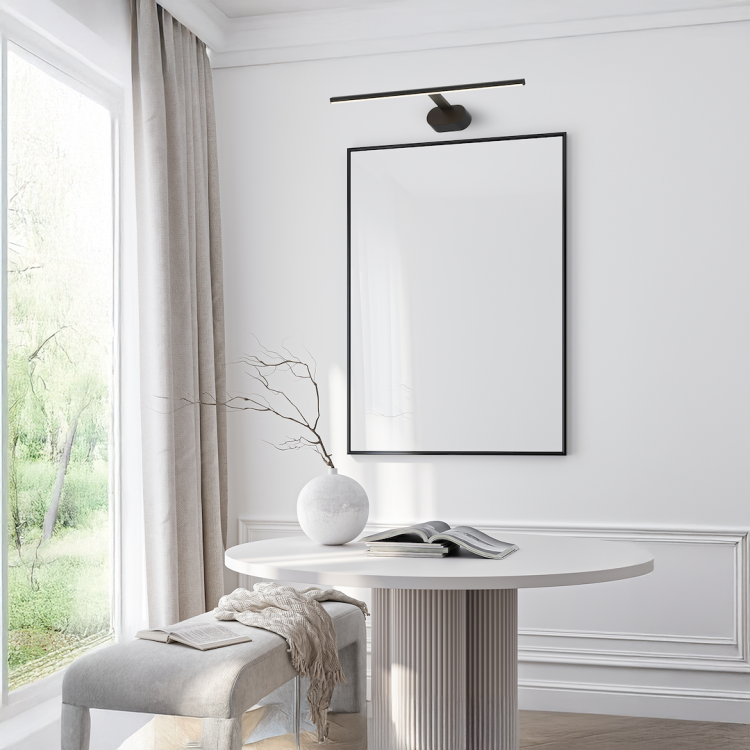 Stylowy kinkiet LED PRADO 60 cm to połączenie funkcjonalności i designu. Ciepłe światło 3000K subtelnie podkreśla lustra, obrazy i wnęki, a metalowa konstrukcja w czerni pasuje do nowoczesnych aranżacji.