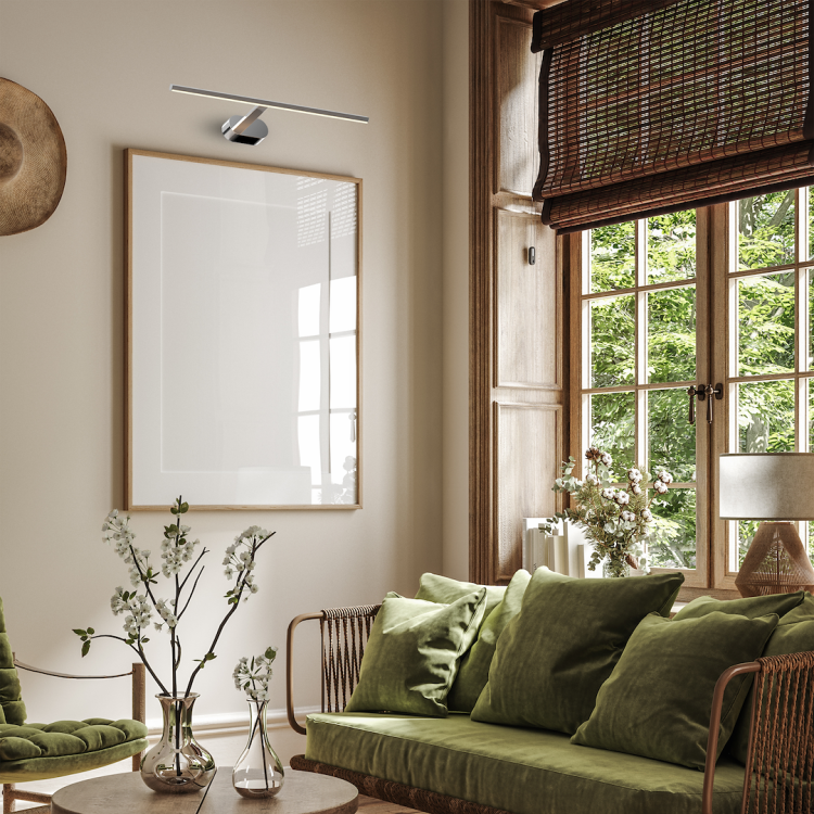 Chromowany kinkiet PRADO LED 60 cm łączy minimalistyczny design z funkcjonalnością. Emituje ciepłe światło 3000K o jasności 880 lm, doskonale doświetlając lustra, obrazy i wnęki dekoracyjne.