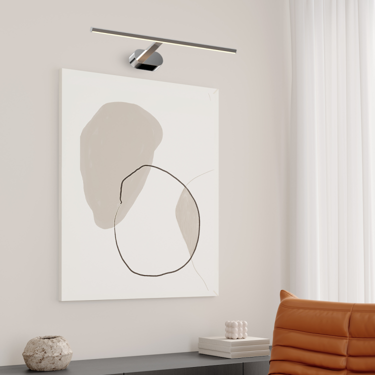 Kinkiet LED PRADO 60 cm w kolorze chrom to energooszczędne i stylowe oświetlenie ścienne. Ciepła barwa 3000K oraz równomierne światło czynią go idealnym wyborem do nowoczesnych wnętrz.