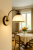 Lampa ścienna Pelion Lemir to elegancki kinkiet w stylu klasycznym. Wykonana z metalu w kolorze patyna, z kloszami z białego szkła alabastrowego. Doskonała do salonu, jadalni czy gabinetu. Trwała, stylowa i idealna do klasycznych wnętrz