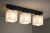 Nowoczesna lampa sufitowa z metalu i szkła w kolorze czarny mat z białym, półprzezroczystym kloszem. Idealna do przedpokoju, korytarza lub sypialni. Stylowa, kompaktowa i funkcjonalna – pasuje do wnętrz w stylu loft, modern i minimalistycznym