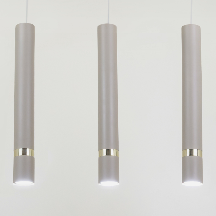 Stylowa lampa wisząca Milagro JOKER MLP2332 w odcieniu kaszmiru z złotymi akcentami doskonale sprawdzi się nad stołem lub wyspą. Trzy punkty światła zapewniają komfortowe oświetlenie.