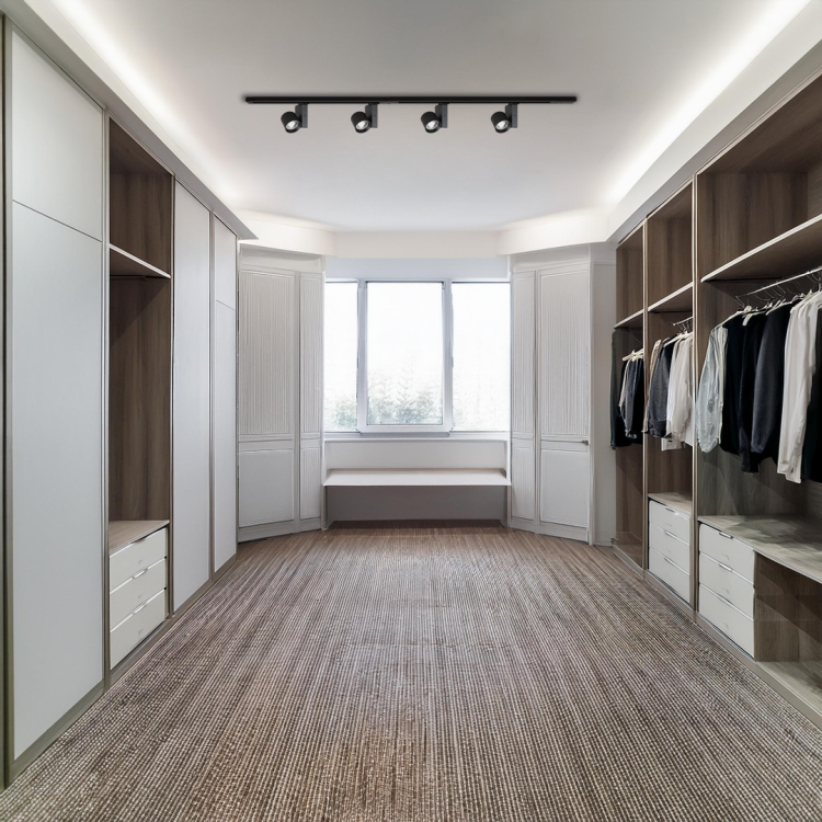 Reflektor OJO 25W LED czarny to nowoczesne oświetlenie 3-fazowe z regulacją barwy światła 2700K–4000K. Idealny do kuchni, jadalni, holu. Wydajny (do 2600 lm), solidny (aluminium), kąt świecenia 36°, gwarancja 5 lat, montaż na szynoprzewód.