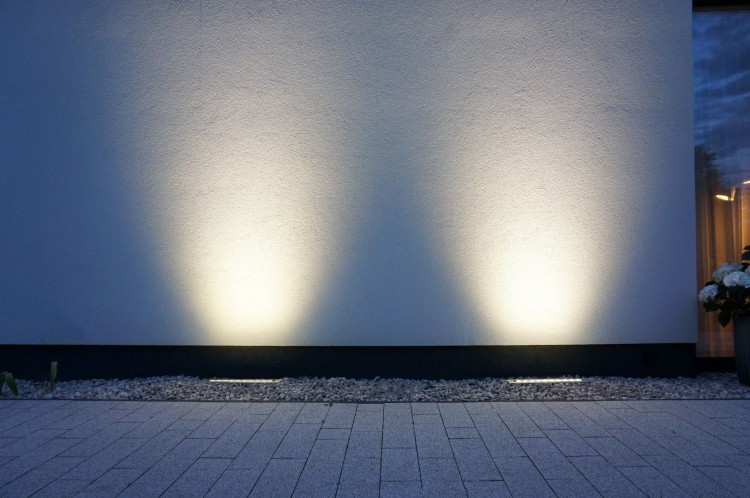 Lampa najazdowa LANDO LD-500 LED 20W, 2075lm, 4000K, IP67. Wykonana z aluminium i stali nierdzewnej, z kloszem ze szkła hartowanego. Odporna na nacisk i warunki atmosferyczne. Idealna do podjazdów, parkingów i chodników.