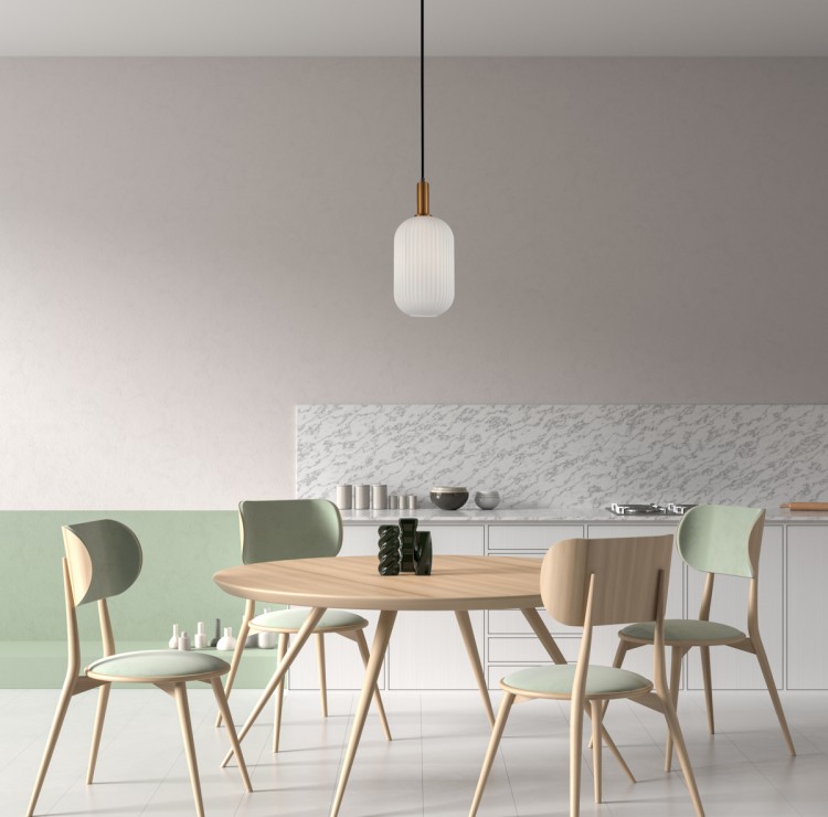 Lampa sufitowa DELLA 1xE27 Italux łączy złoty metal z białym, żebrowanym kloszem. Idealna do wnętrz w stylu klasycznym i nowoczesnym. Średnica 20 cm, wysokość 121 cm. Oprawka E27, IP20, 230V – elegancki akcent oświetleniowy do każdego pomieszczenia