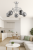 Nowoczesna lampa sufitowa TANGO 5xE14 w kolorze chrom z dymionymi szklanymi kloszami, zamontowana na suficie w jasnym, stylowym wnętrzu. Elegancki design, idealny do salonu lub jadalni, doskonale komponuje się z nowoczesnym wystrojem