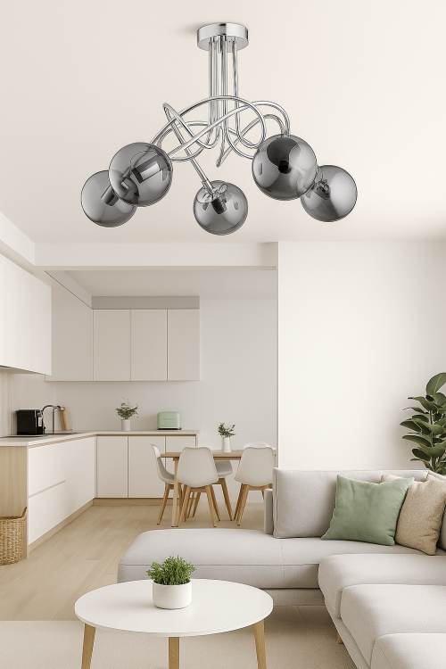 Nowoczesna lampa sufitowa TANGO 5xE14 w kolorze chrom z dymionymi szklanymi kloszami, zamontowana na suficie w jasnym, stylowym wnętrzu. Elegancki design, idealny do salonu lub jadalni, doskonale komponuje się z nowoczesnym wystrojem