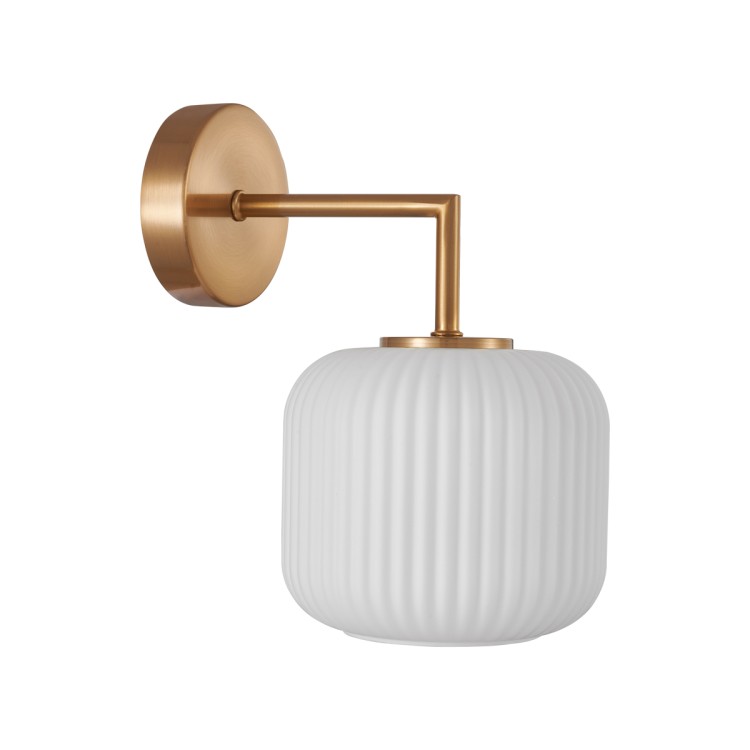 Kinkiet FOSSE Italux to elegancka lampa ścienna ze złotym stelażem i białym, ryflowanym kloszem z opalowego szkła. Stylowy design i gniazdo E27 sprawiają, że doskonale sprawdzi się w salonie, sypialni lub korytarzu. Wymiary: 15x21x25 cm