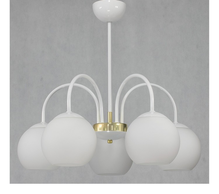 Lampa sufitowa NINA 5xE27 marki Lemir to eleganckie polskie oświetlenie w białym połysku ze złotymi detalami i mlecznymi kulami. Solidne wykonanie z metalu i szkła, podział świecenia 3+2, mocowanie na hak. Styl i jakość made in Poland