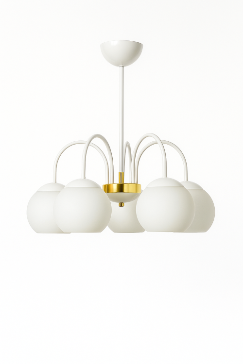 Lampa sufitowa NINA 5xE27 marki Lemir to eleganckie polskie oświetlenie w białym połysku ze złotymi detalami i mlecznymi kulami. Solidne wykonanie z metalu i szkła, podział świecenia 3+2, mocowanie na hak. Styl i jakość made in Poland