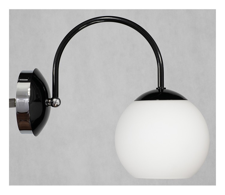 Lampa ścienna NINA na 1 żarówkę o dużym gwincie E27. Kolor czarny połyks, klosz biały opal w formie kuli. Producent LEMIR - produkt polski.