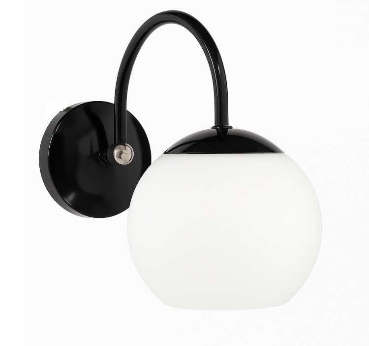 Lampa ścienna NINA na 1 żarówkę o dużym gwincie E27. Kolor czarny połyks, klosz biały opal w formie kuli. Producent LEMIR - produkt polski.