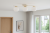 Nowoczesna lampa sufitowa Lemir MAREA 3xE27 zachwyca eleganckim połączeniem bieli i złota. Trzy szklane klosze zapewniają przyjemne, rozproszone światło. Idealna do salonu, kuchni, sypialni oraz wnętrz w stylu japandi i skandynawskim.