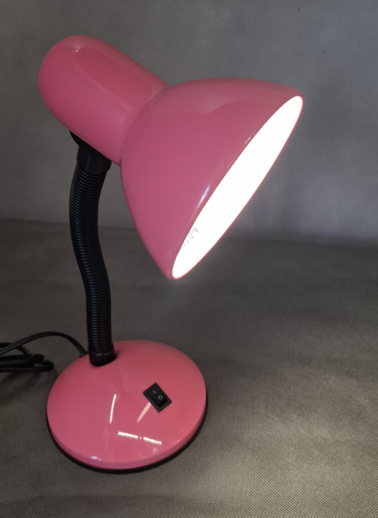 Różowa lampka biurkowa z oprawką E27 to stylowe i funkcjonalne oświetlenie do pokoju dziecięcego, biura lub sypialni. Wykonana z metalu i tworzywa, posiada włącznik w podstawie. Wysokość 34,5 cm, szerokość 23 cm, IP20, zasilanie 230V
