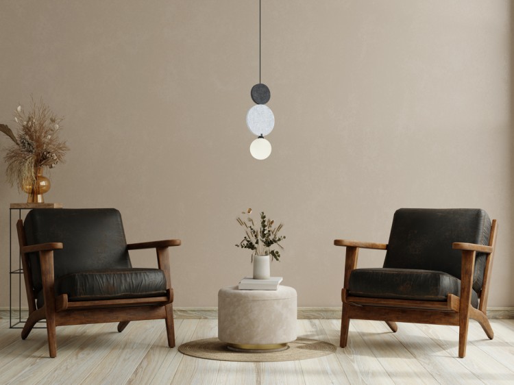 Lampa sufitowa ANDREA w kolorze czarnym, biała kula klosz. Nad nim z filcu jasnoszara i szara dekoracja. Italux Lampa sufitowa ANDREA 1xG9 czarna szara Italux PND-59779B-1M-MLTI.