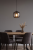 Lampa sufitowa CALTO 1xE27 Italux to eleganckie połączenie metalu i dymionego szkła. Czarna oprawa i zamknięty klosz tworzą nowoczesny, przytulny klimat. Idealna do kuchni, jadalni lub salonu. Wysokość regulowana, średnica 22 cm